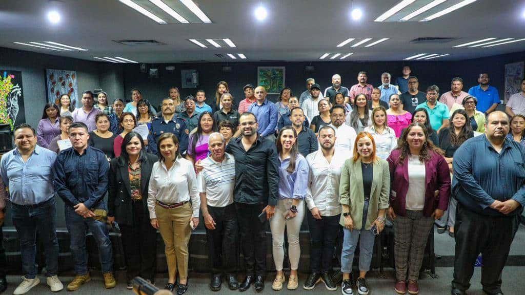Entrega Cristina Díaz reconocimiento a Servidores Públicos
