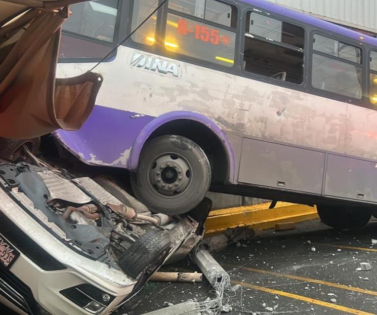 Se estrella ruta urbana contra vehículo, hay 25 heridos