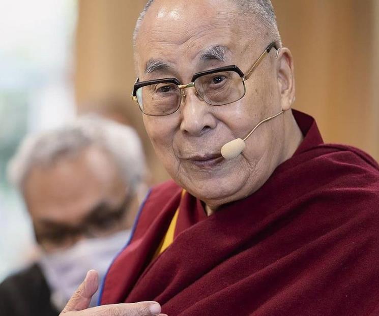 Dalai Lama pide a niño que chupe su lengua