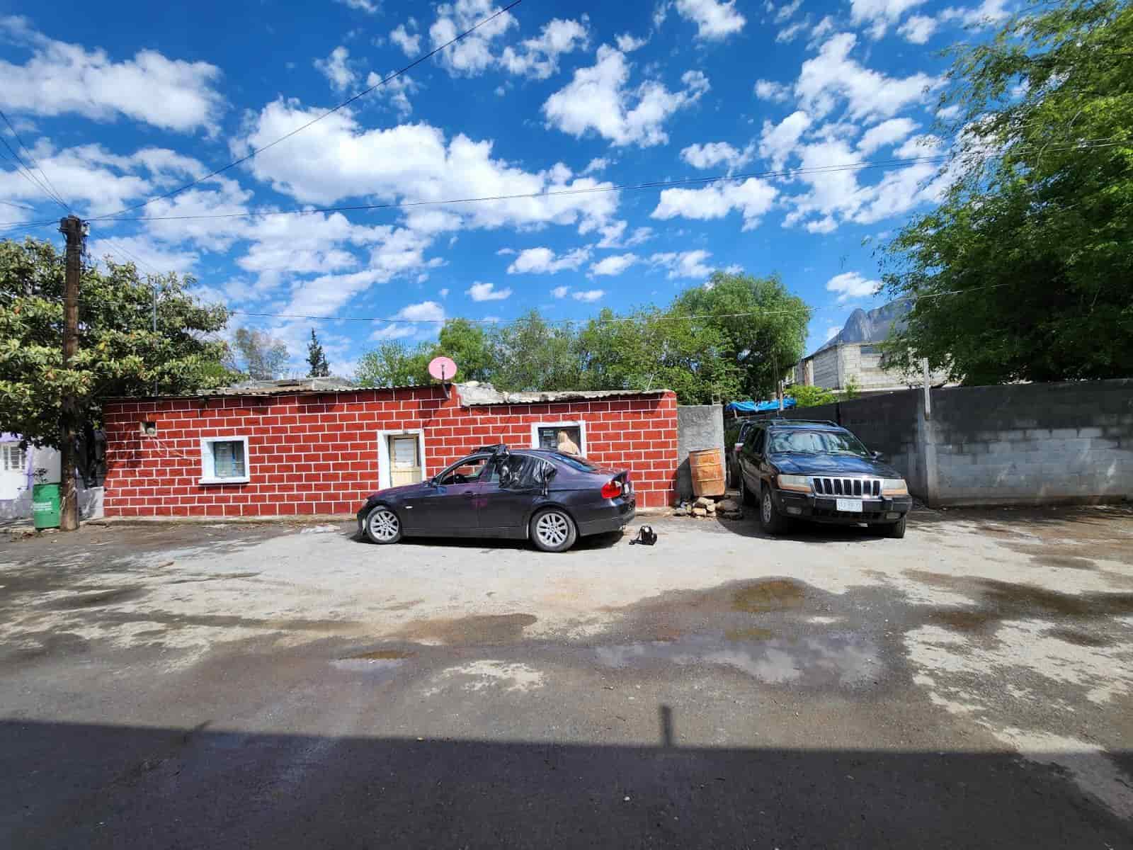 La Fiscalía Especializada en Feminicidios cateo un inmueble donde hallaron un arsenal, tras el enfrentamiento entre civiles armados, dónde tres mujeres resultaron heridas y un masculino en Galeana