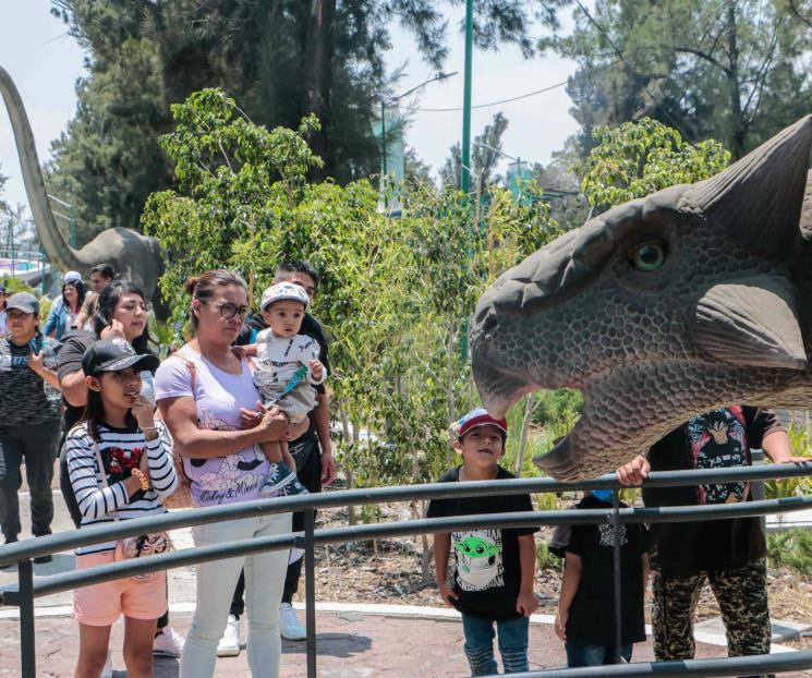 Disfrutan de los dinosaurios y olvidan la playa