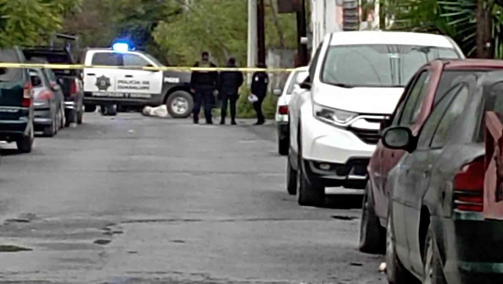 La Fiscalía Especializada en Feminicidios cateo un inmueble donde hallaron un arsenal, tras el enfrentamiento entre civiles armados, dónde tres mujeres resultaron heridas y un masculino en Galeana