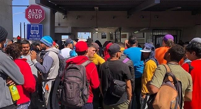 Rumor causa que migrantes intenten cruzar frontera de Juárez Rumor causa que migrantes intenten cruzar frontera de Juárez