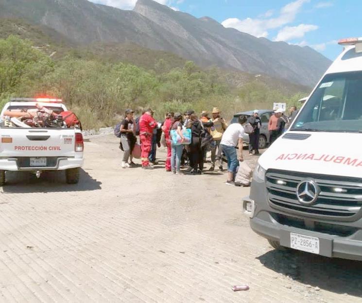 Rescatan a 100 paseantes atrapados en Santiago