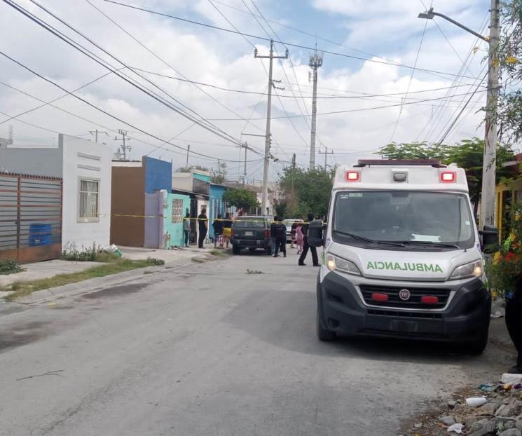 Encuentran hombre sin vida con impacto de bala en porche