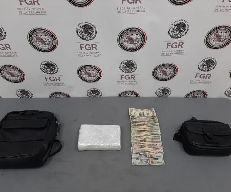 Capturan a dos con un kilo de cocaína y más de mil dólares