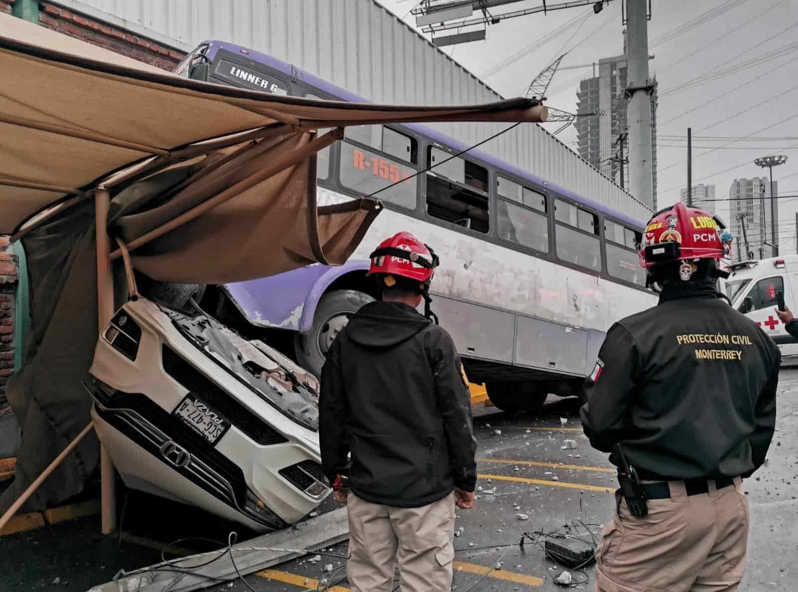 Al menos 25 lesionados dejó el estrellamiento de Ruta 155 contra un poste y un vehículo que volcó y sobre el cual terminó, ayer en la Colonia Santa María, al poniente de Monterrey