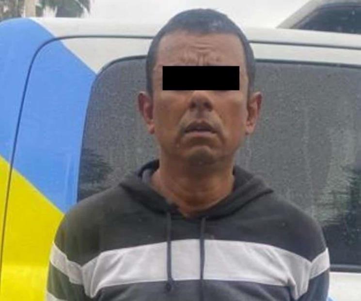 Detienen a conductor por manejar auto robado