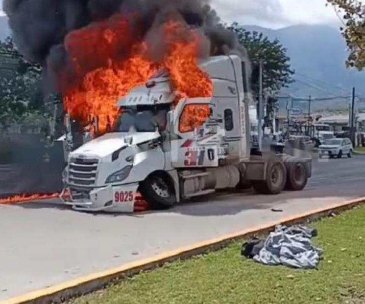 Choca tráiler por alcance y se incendia