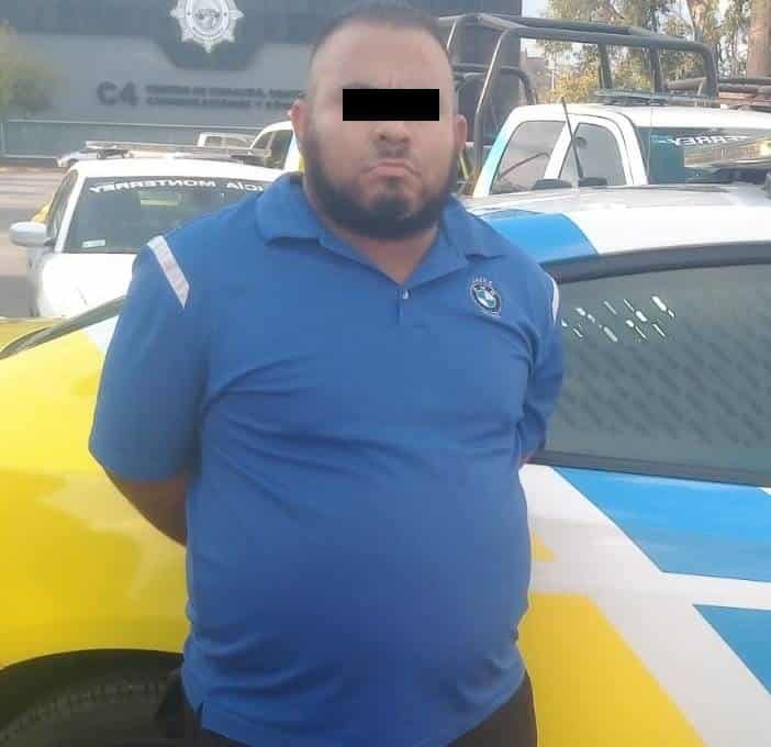 Luego de presuntamente provocar un choque contra el conductor de una camioneta y exigirle 10 mil pesos, un hombre que manejaba un taxi fue detenido por oficiales