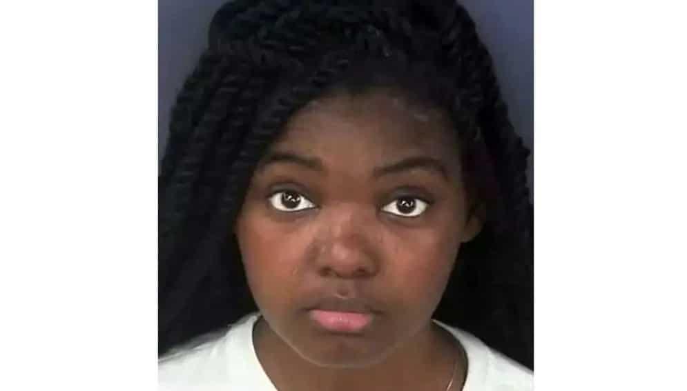 Detienen a maestra en Florida Detienen a maestra en Florida