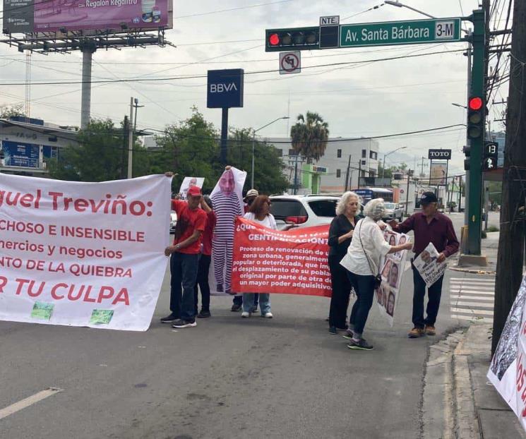Protestan vecinos de San Pedro por obras Protestan vecinos de San Pedro por obras
