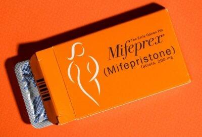 Impugnan restricciones  para la píldora abortiva