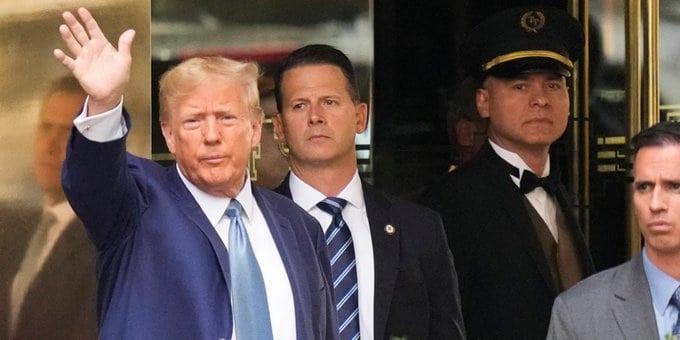 Trump declara 7 horas en caso de demanda por fraude