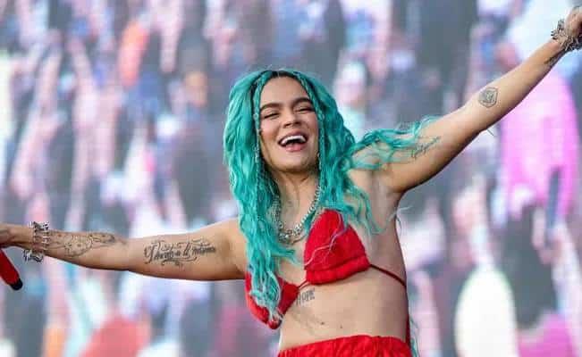 Karol G se tatúa en su cuerpo a tres cantantes