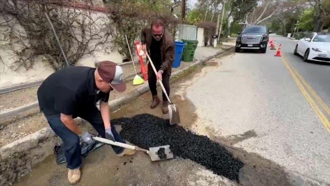 Arnold Schwarzenegger se hace viral por tapar bache