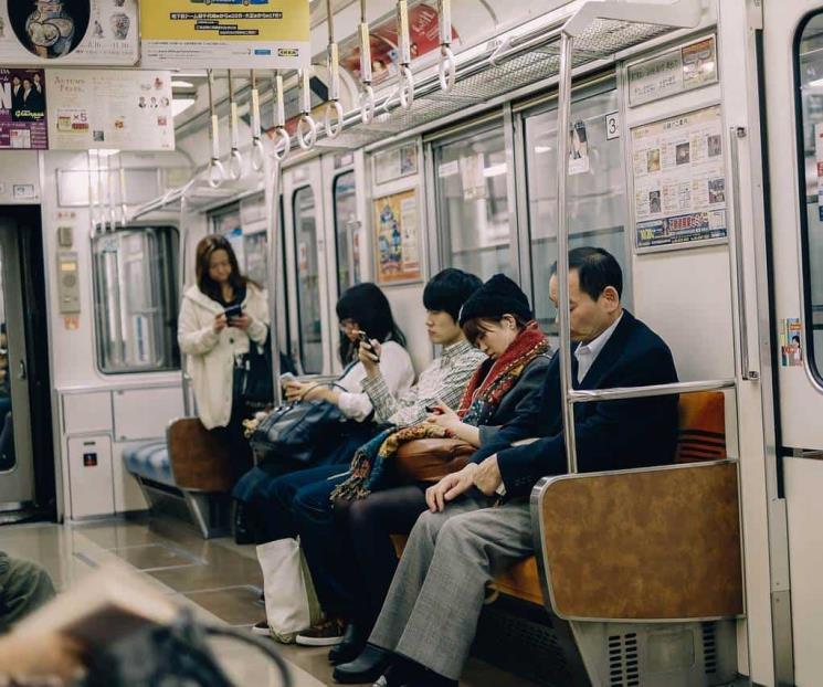Joven instala sillón portátil en metro de China