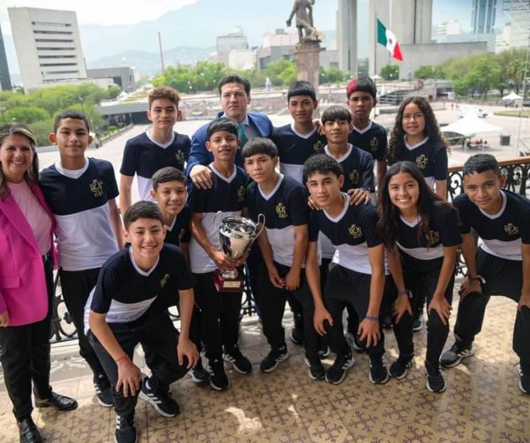 Promete Samuel un Tesla a niños campeones de futbol