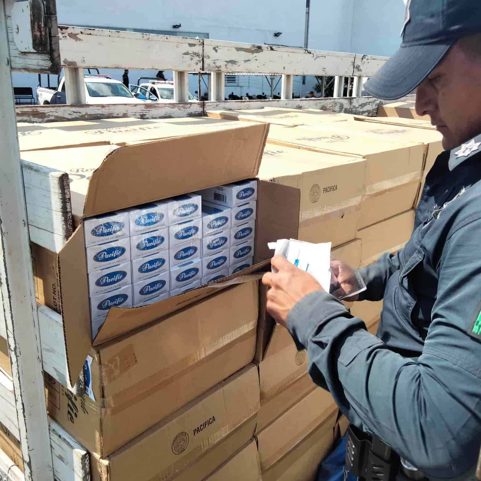 Por no acreditar su legal procedencia, elementos de la Policía de Escobedo aseguraron un cargamento de 880 mil cigarrillos de manufactura estadounidense que eran transportados en un camión de redilas, en la Colonia Privadas de Camino Real