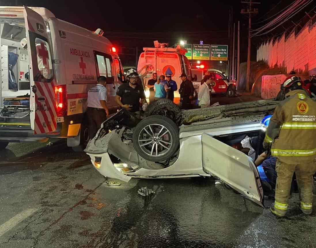 Un hombre sin vida, tres más lesionados, así como una joven a la que festejaban por su cumpleaños, dejó la volcadura de un auto a la salida del Túnel de la Loma Larga