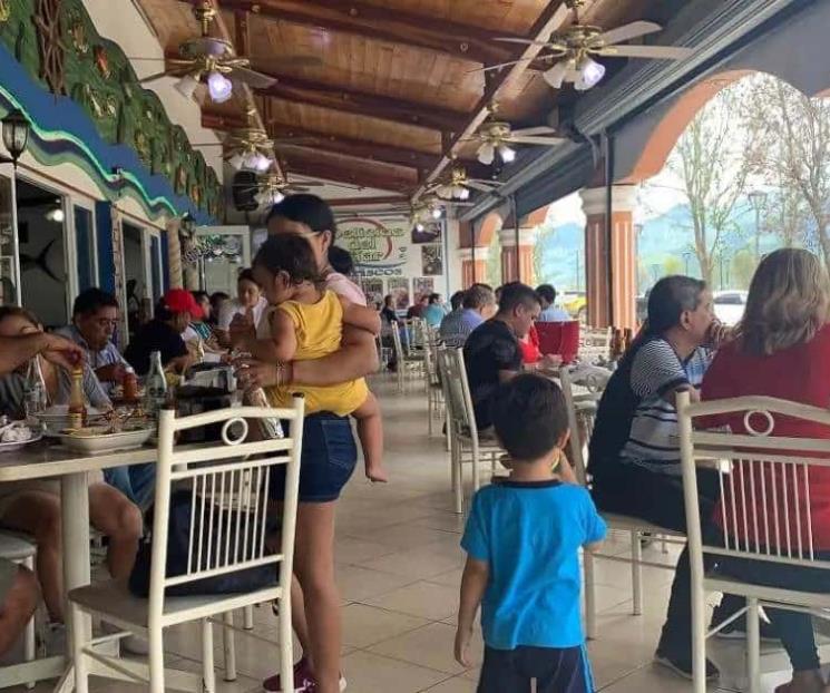 Disfrutan familias  clima para turistear