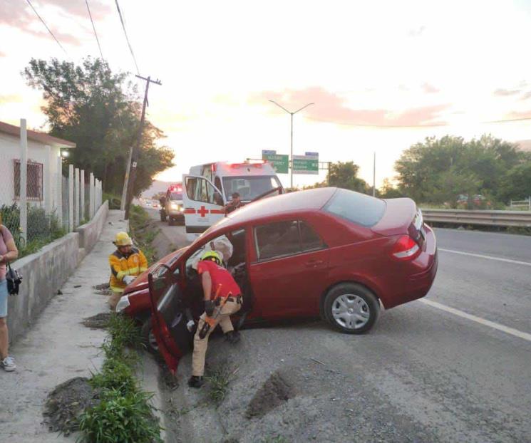 Chocan contra pipa y quedan heridos