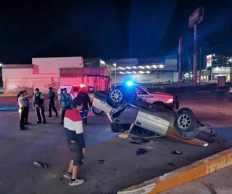 Intenta evadir operativo y termina volcado