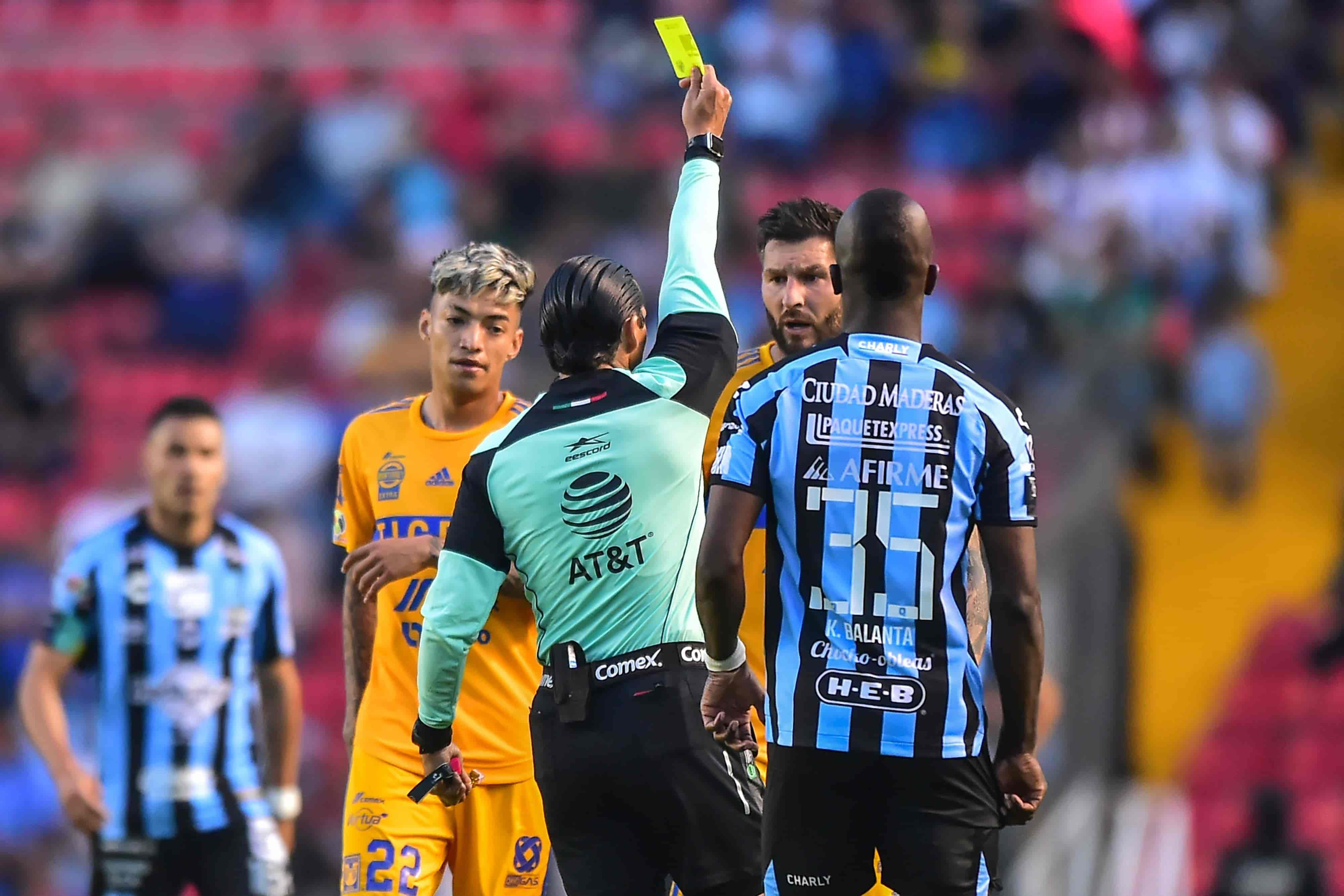 André Pierre Gignac es amonestado.