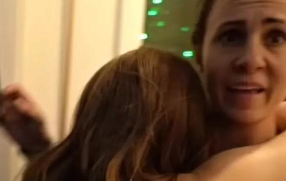 Madre de youtuber acusada de abuso sexual de 11 adolescentes