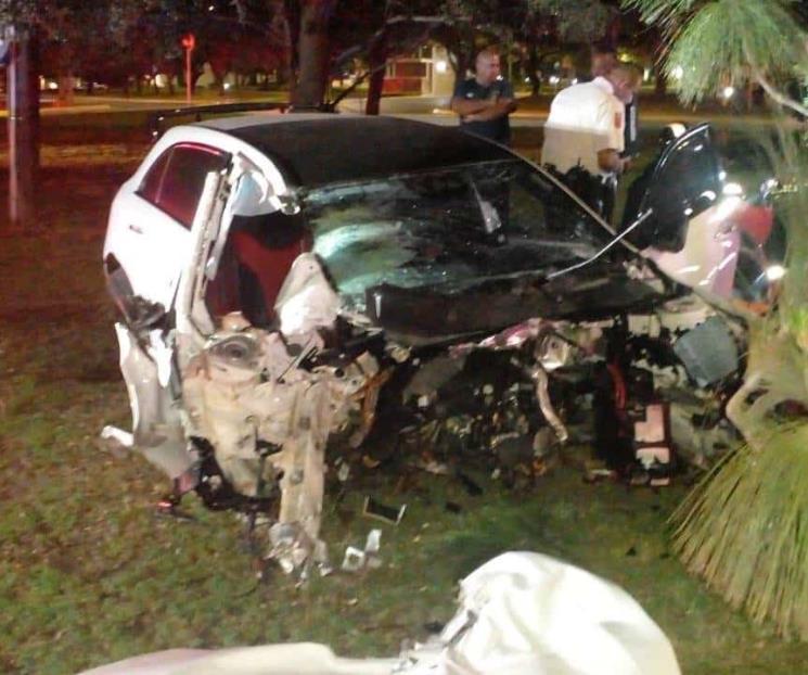 Estrella auto contra parabús