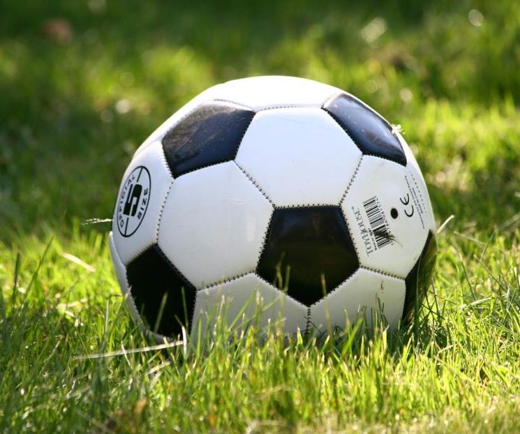Niño muere en partido de futbol tras recibir un balonazo Niño muere en partido de futbol tras recibir un balonazo