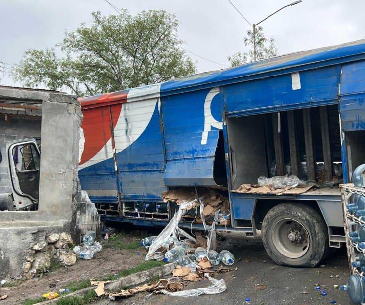 Impacta camión contra vivienda