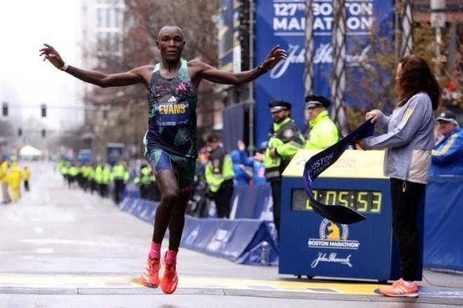 Se lleva Evans Chebet el Maratón de Boston