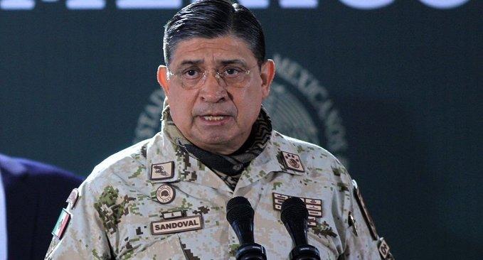 Oposición condena viajes de lujo del titular de la Sedena
