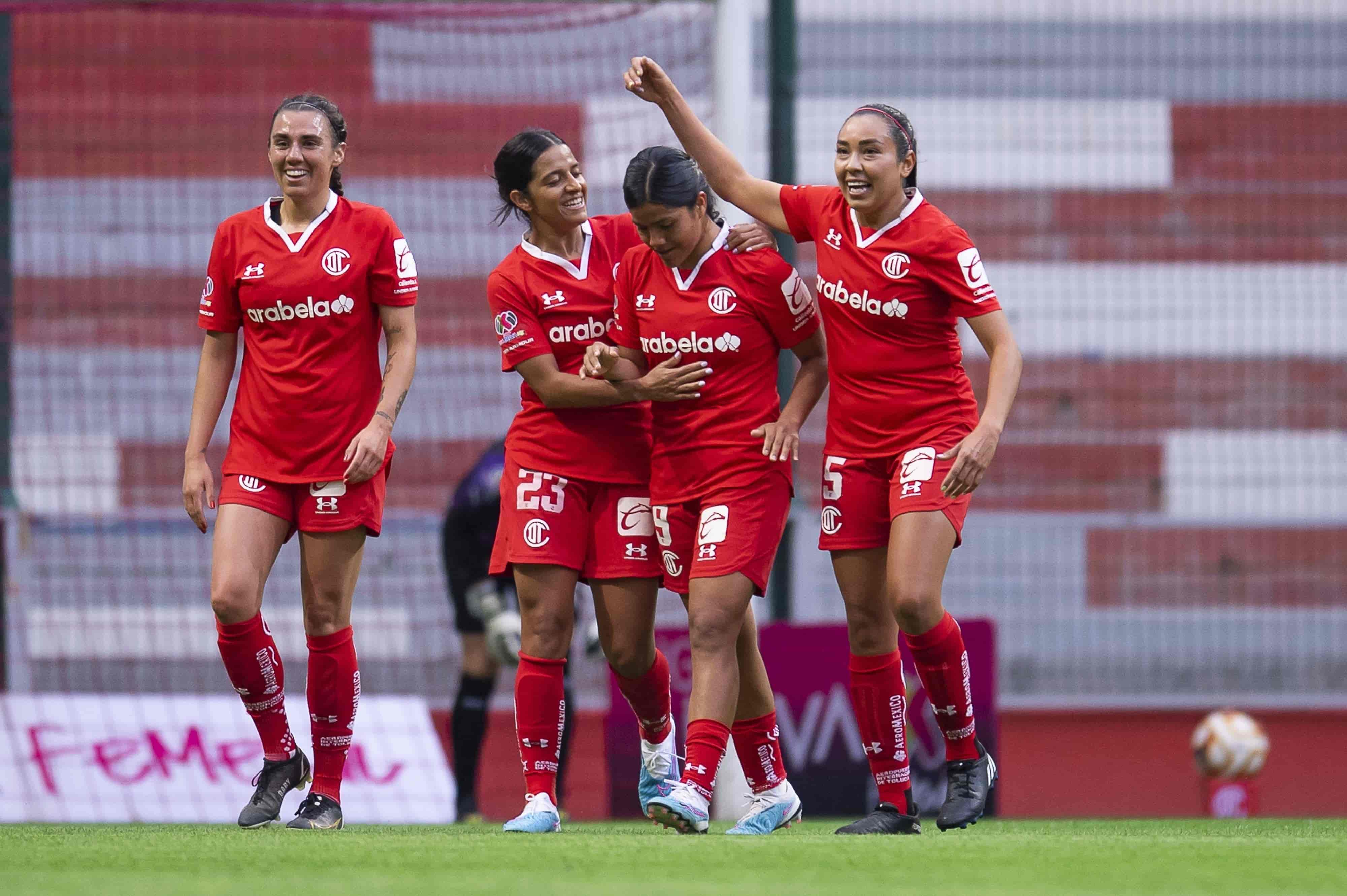 Mariel Román hace el 1-0.