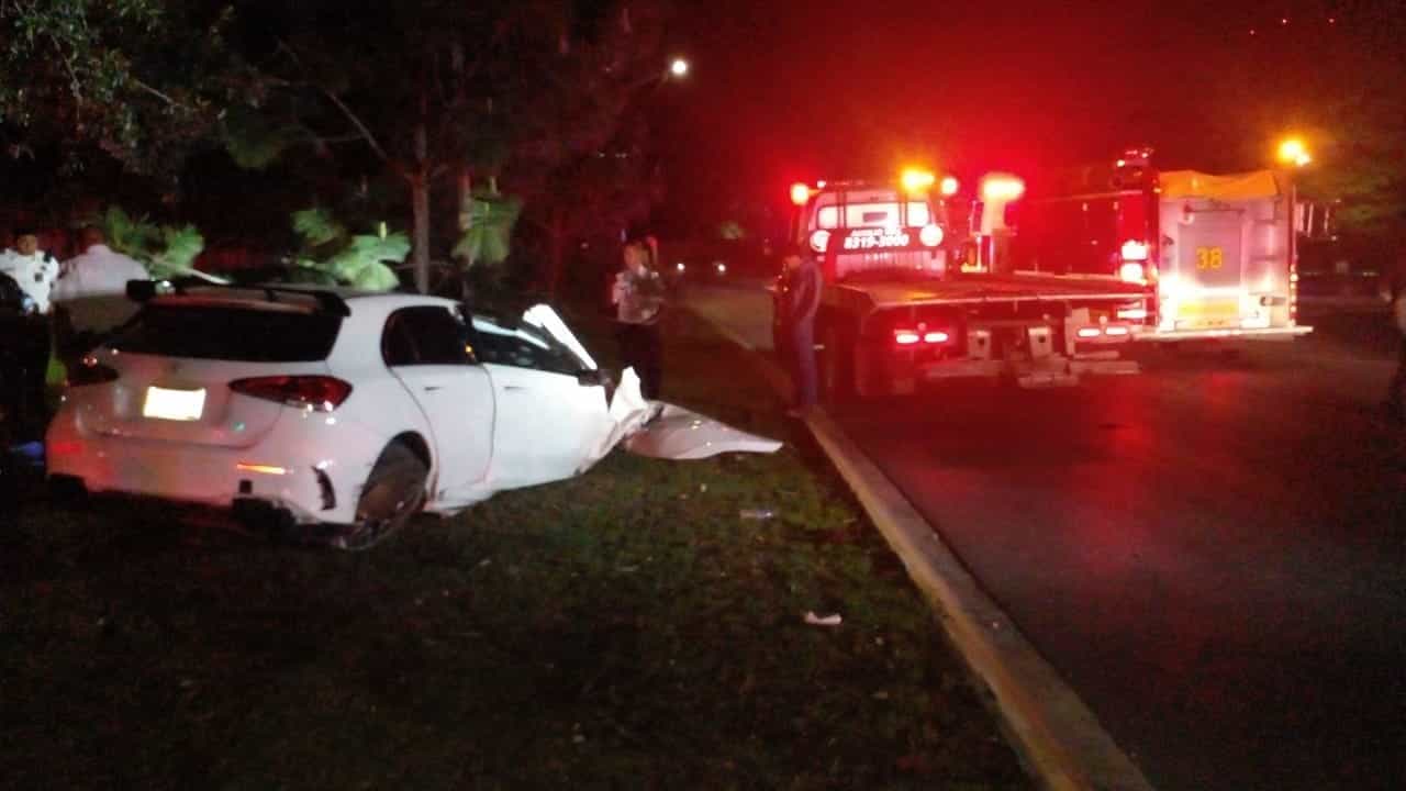 Con diversas lesiones resultó un joven tras estrellarse el auto de lujo en que viajaba contra un parabús frente al Club Campestre, la madrugada de ayer en el municipio de San Pedro