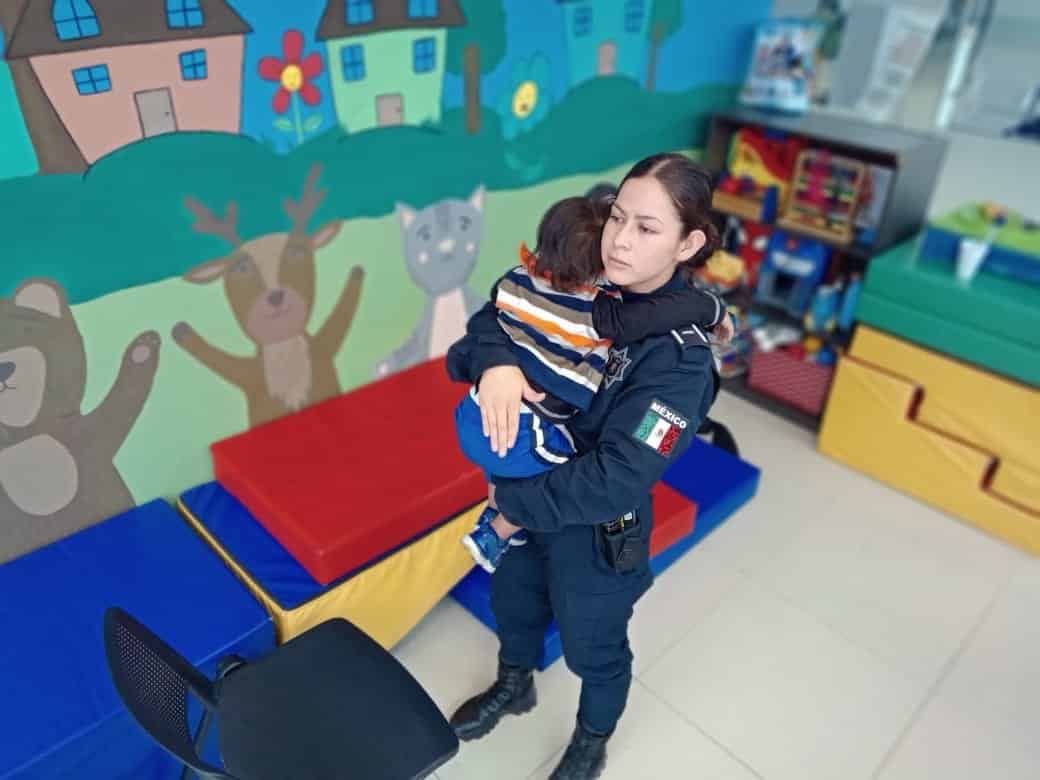Elementos de la Secretaría de Seguridad Ciudadana de Escobedo auxiliaron a un bebé de dos años de edad que deambulaba por la madrugada en calles de la Colonia Infonavit Monterreal