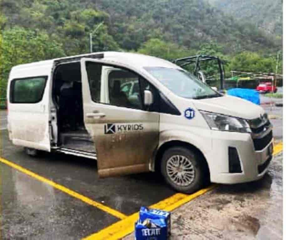 Dos turistas locales, fueron detenidos por los elementos de la Secretaría de Seguridad Pública y Vialidad de Santiago, después de ser acusados de sustraer sin pagar, dos 12 pack de cerveza, de una tienda de conveniencia
