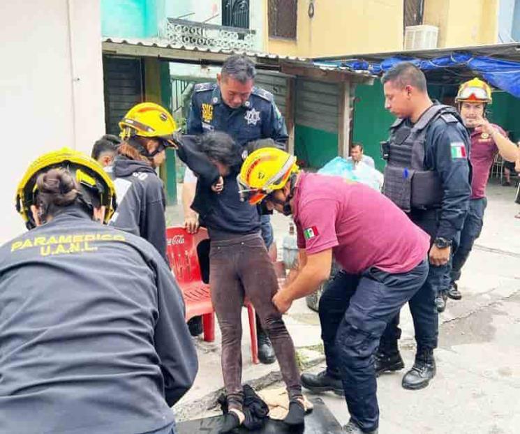 Salvan policías de Escobedo a mujer de vivienda en llamas