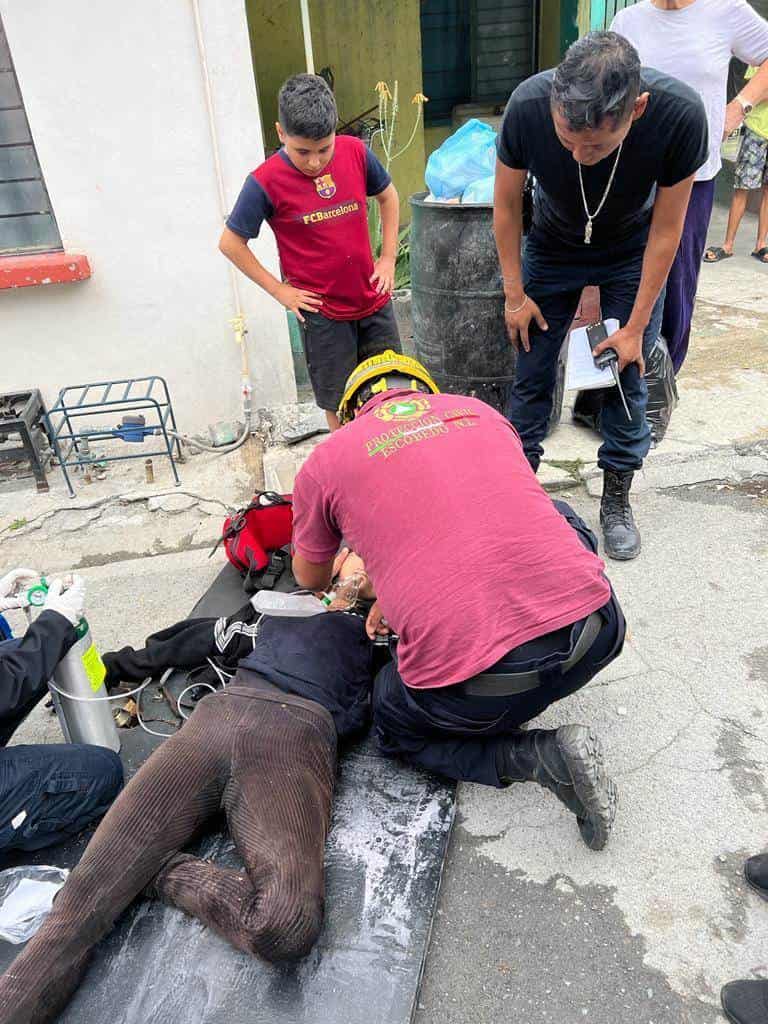 Tres elementos de la Policía de Escobedo se “vistieron” de héroes la tarde del lunes, luego de que tuvieron una efectiva y rápida intervención durante el incendio de una casa, de donde sacaron a una mujer, antes de que las llamas la alcanzaran