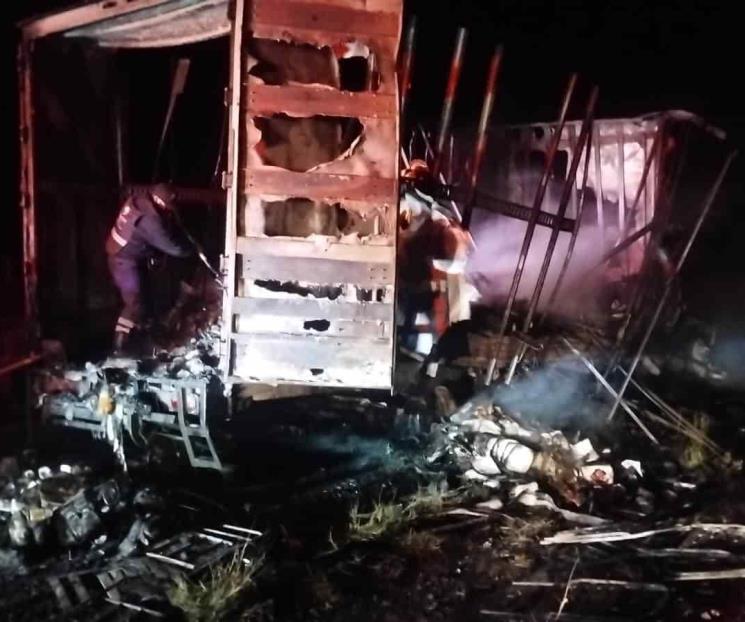 Arde camión de carga en Mina