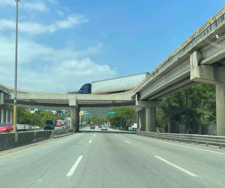 Queda atorado tráiler en paso a desnivel