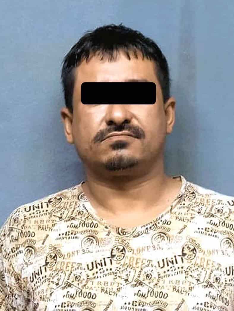 Policías de la Guardia de Proximidad de Apodaca detuvieron a dos hombres como probables implicados en cuatro robos de espejos de vehículos estacionados en la Colonia Santa Cecilia