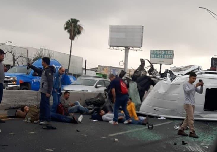 Deja volcadura en Av. Fidel Velázquez 16 heridos
