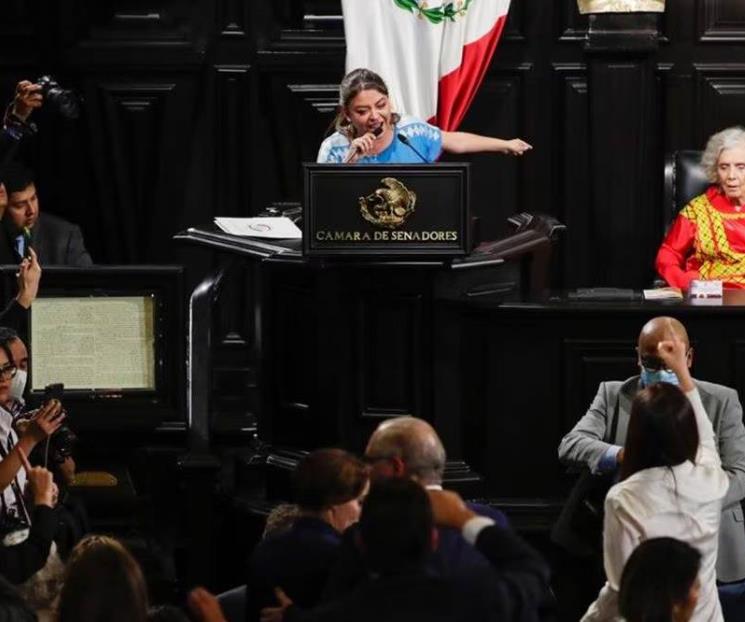 Oposición abuchea a senadora por defender militarización