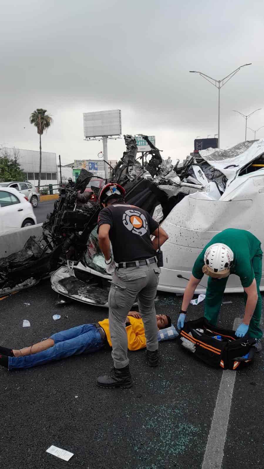 Un saldo de 16 lesionados dejó un choque volcadura en el que se vio involucrada una camioneta en la que viajaban 12 trabajadores y dos vehículos más, en Fidel Velázquez