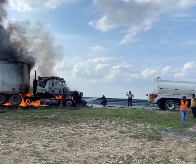Arde tráiler en Los Ramones