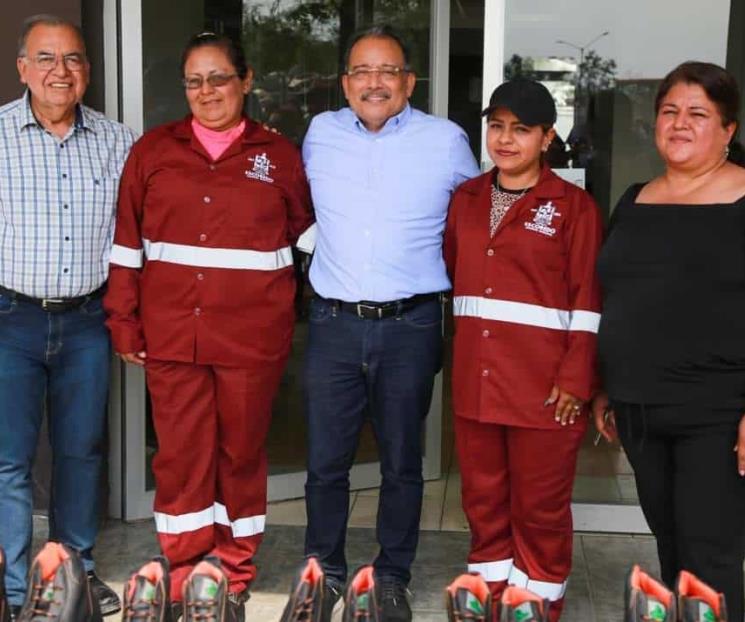 Entrega Mijes uniformes a elementos de Servicios Públicos