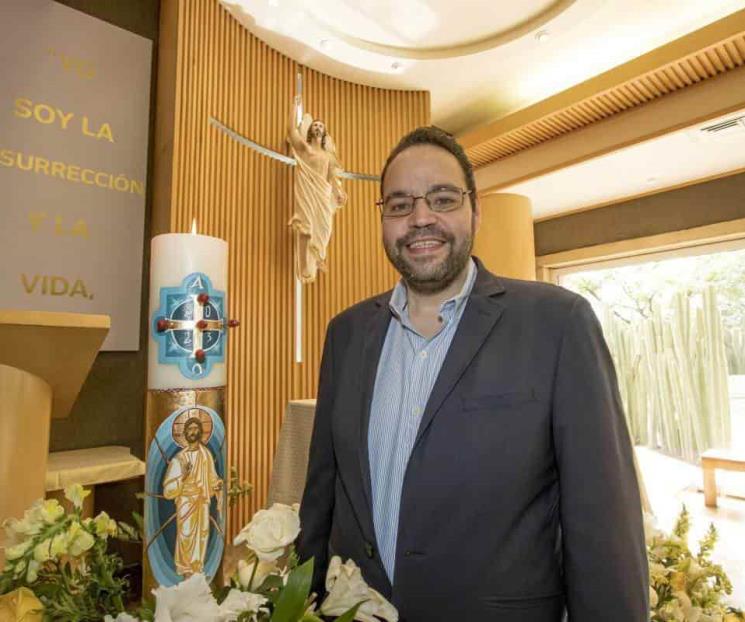 Pinta cirio pascual especial para la Capilla de la UDEM