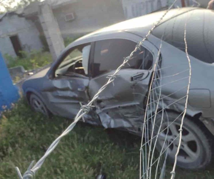 Sobrevive mujer a choque contra tráiler